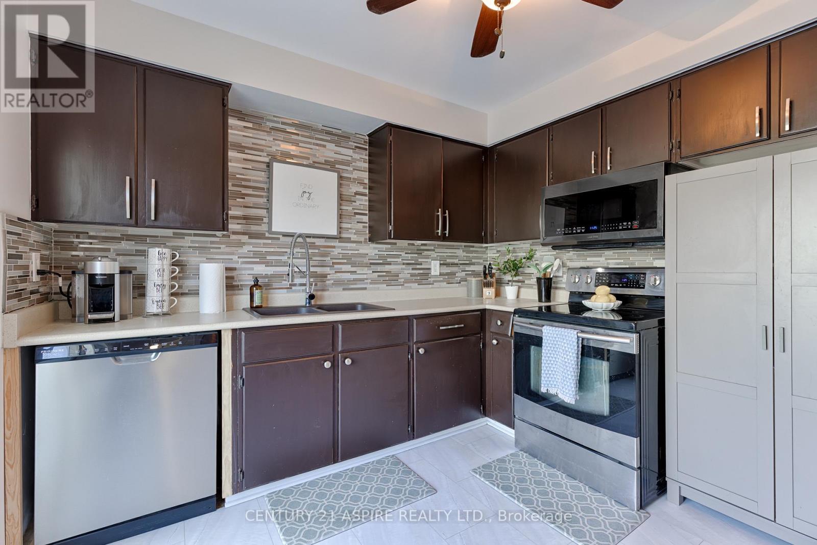 20 John Street, Petawawa, Ontario  K8H 1S4 - Photo 12 - X12469707