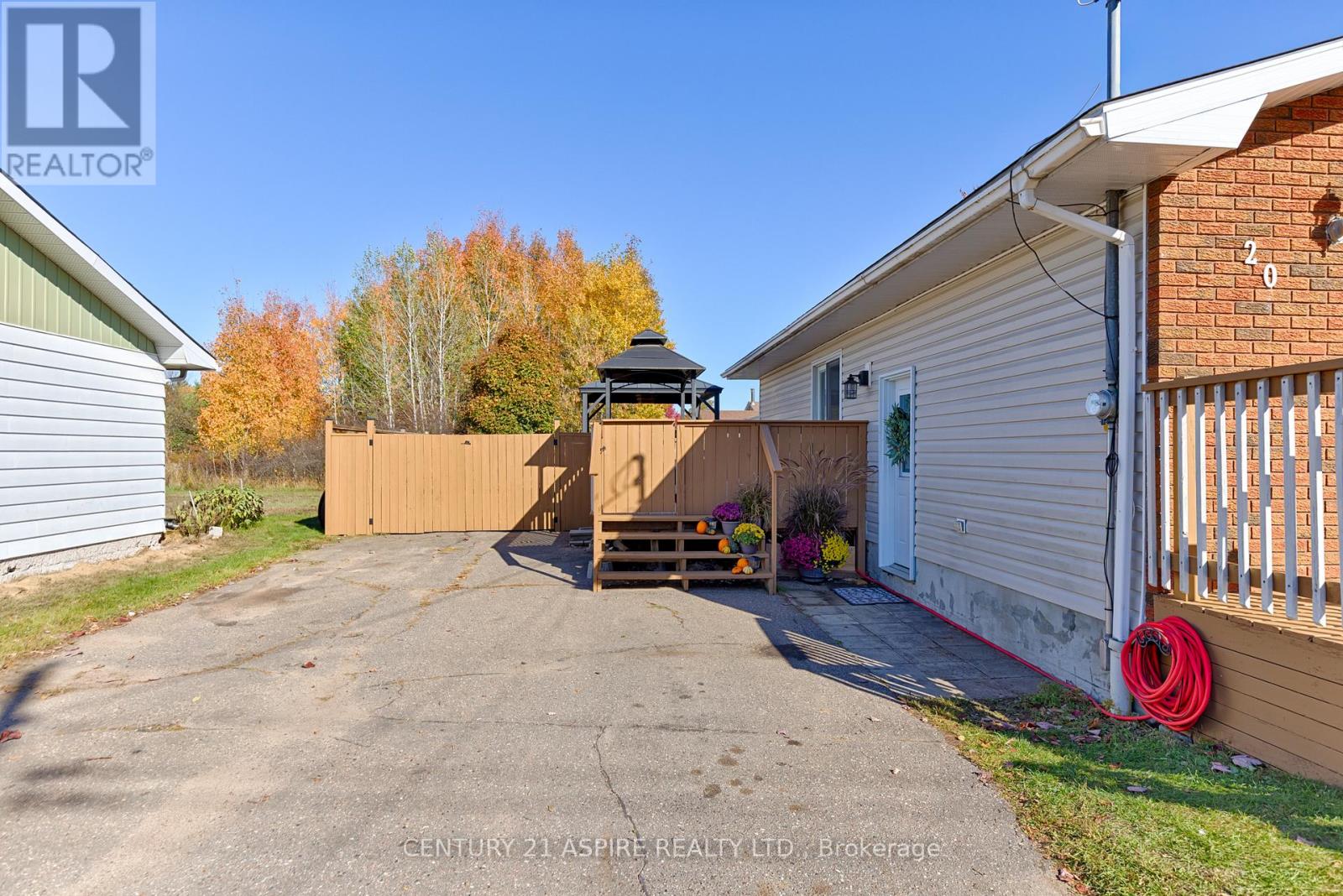 20 John Street, Petawawa, Ontario  K8H 1S4 - Photo 4 - X12469707