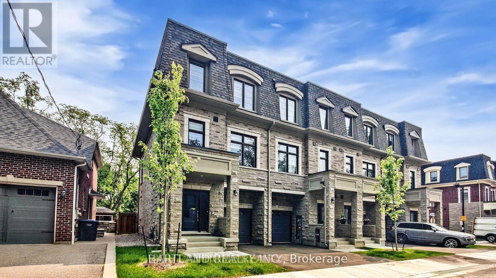 197 Wyndham Street, Mississauga, Ontario  L5W 2S5 - Photo 2 - W12469678