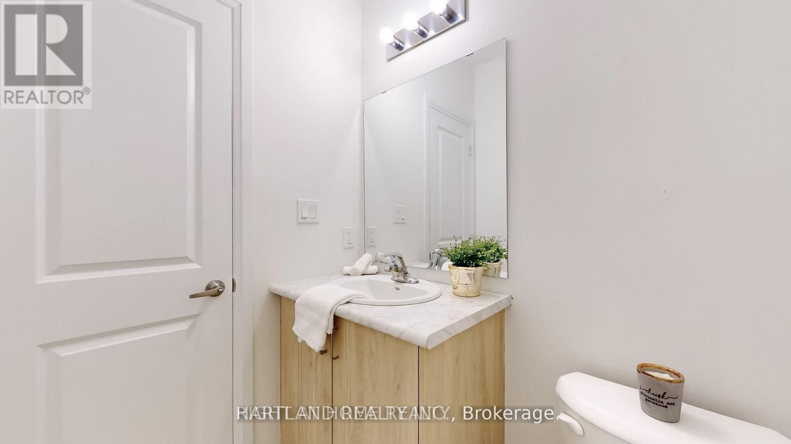 197 Wyndham Street, Mississauga, Ontario  L5W 2S5 - Photo 7 - W12469678