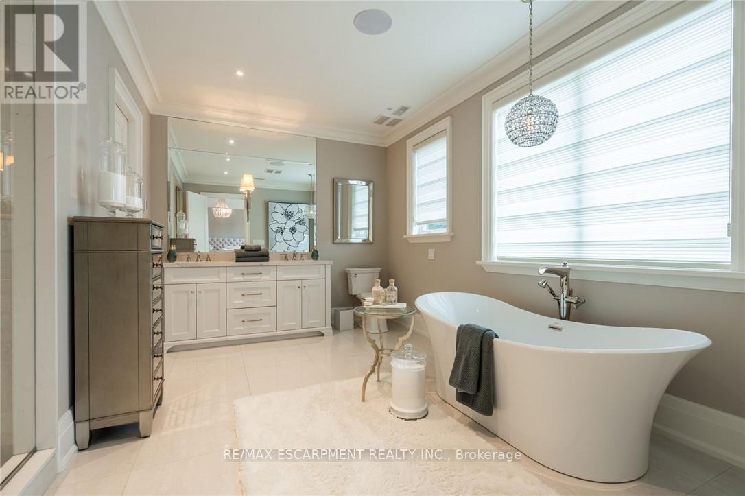 385 Pine Cove Road, Burlington, Ontario  L7N 1W4 - Photo 11 - W12469686