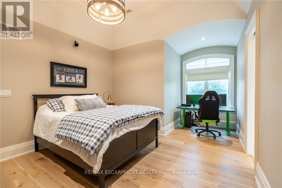 385 Pine Cove Road, Burlington, Ontario  L7N 1W4 - Photo 13 - W12469686