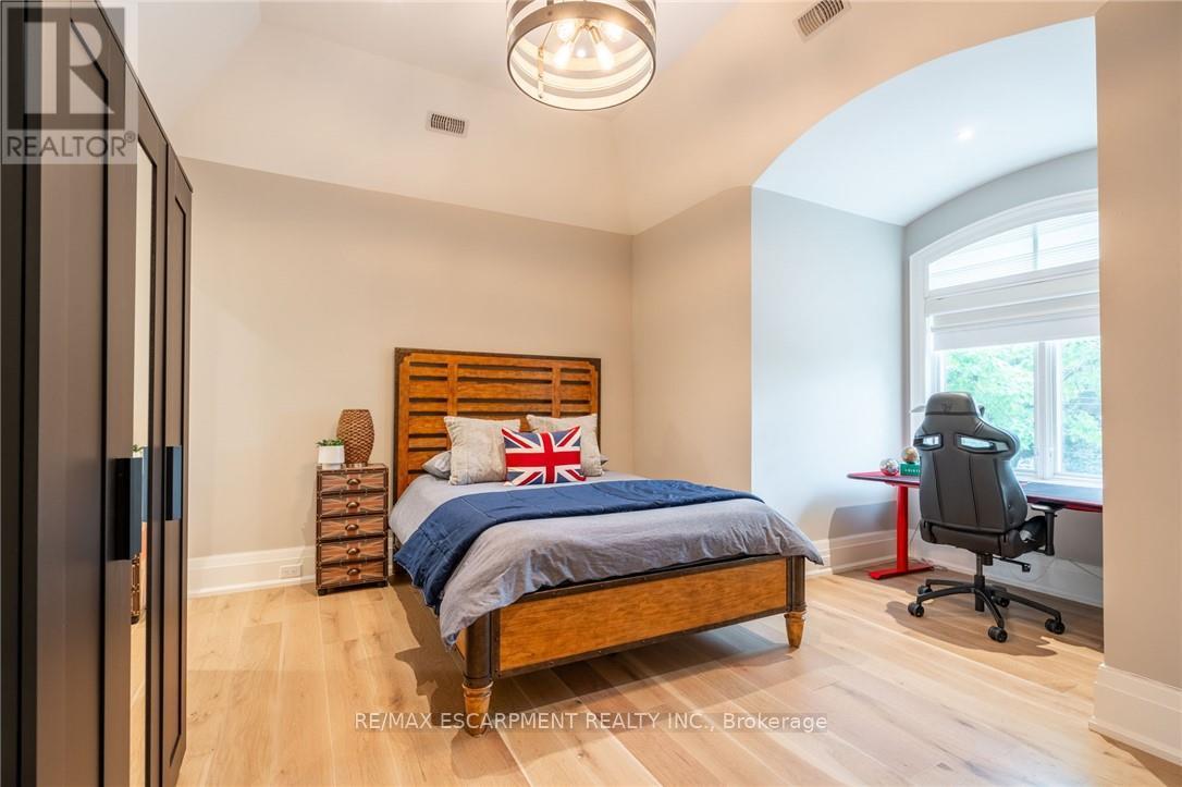 385 Pine Cove Road, Burlington, Ontario  L7N 1W4 - Photo 15 - W12469686