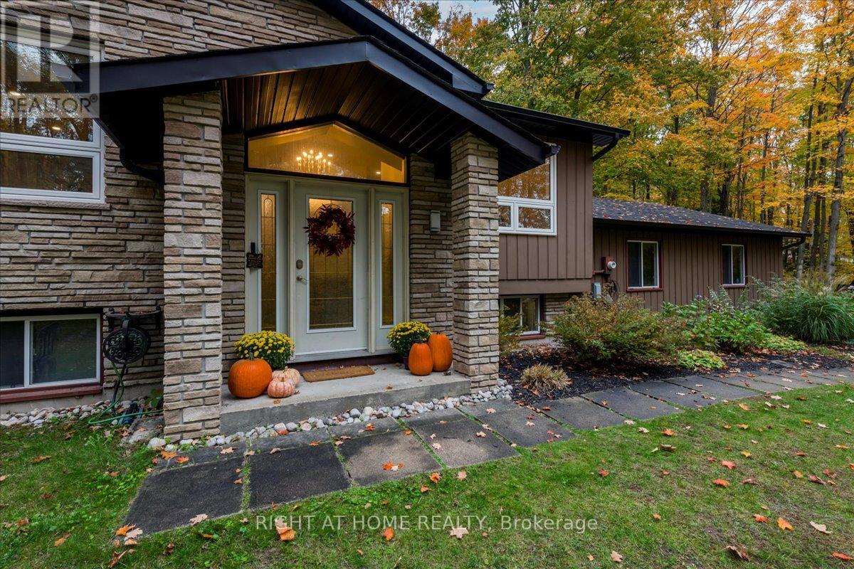 11 Woodland Crescent, Oro-Medonte, Ontario  L4M 4Y8 - Photo 3 - S12443561