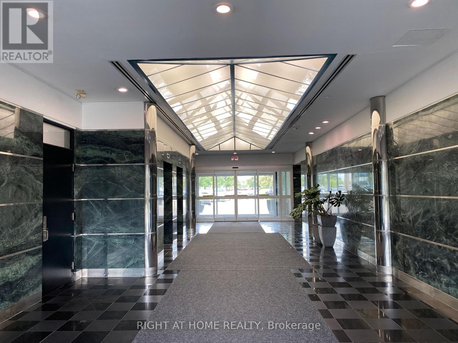 32 - 2800 Skymark Avenue, Mississauga, Ontario  L4W 5A6 - Photo 6 - W12469720