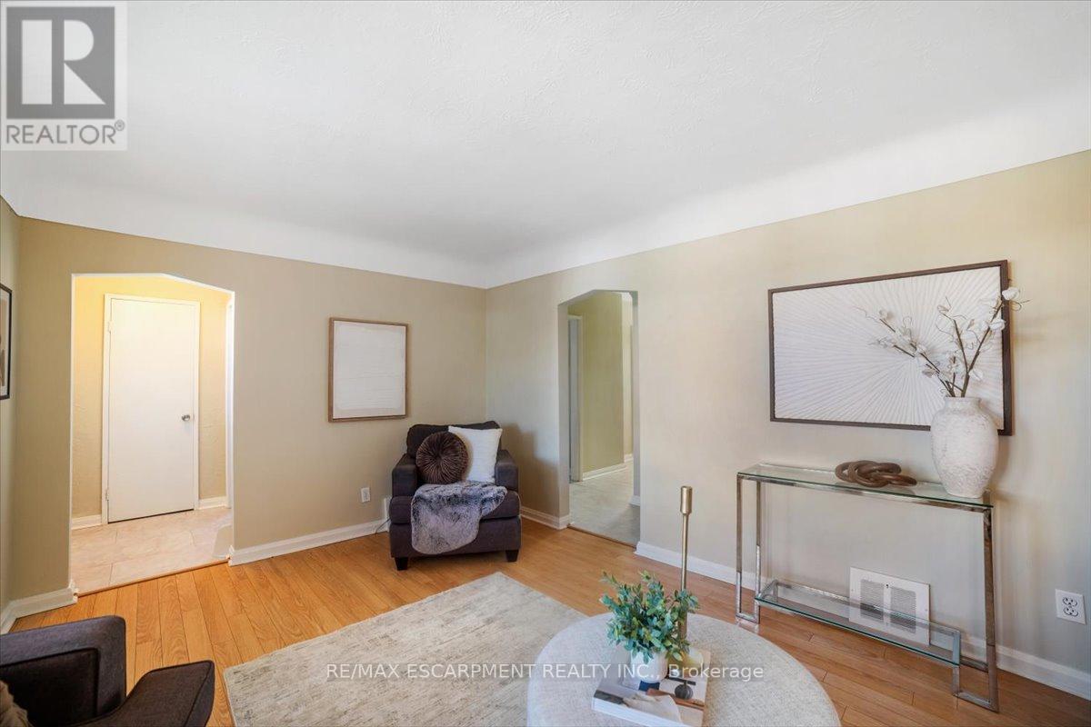 832 Queensdale Avenue, Hamilton, Ontario  L8V 1N1 - Photo 11 - X12469708