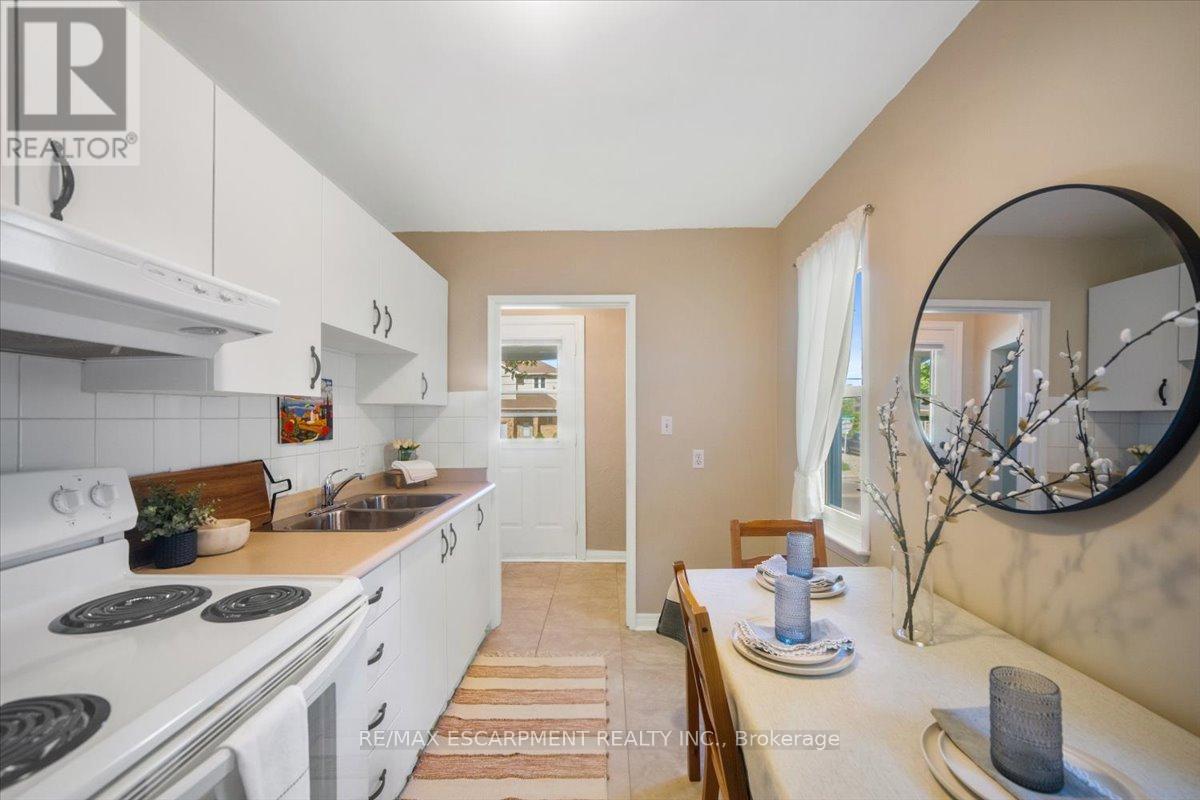 832 Queensdale Avenue, Hamilton, Ontario  L8V 1N1 - Photo 17 - X12469708