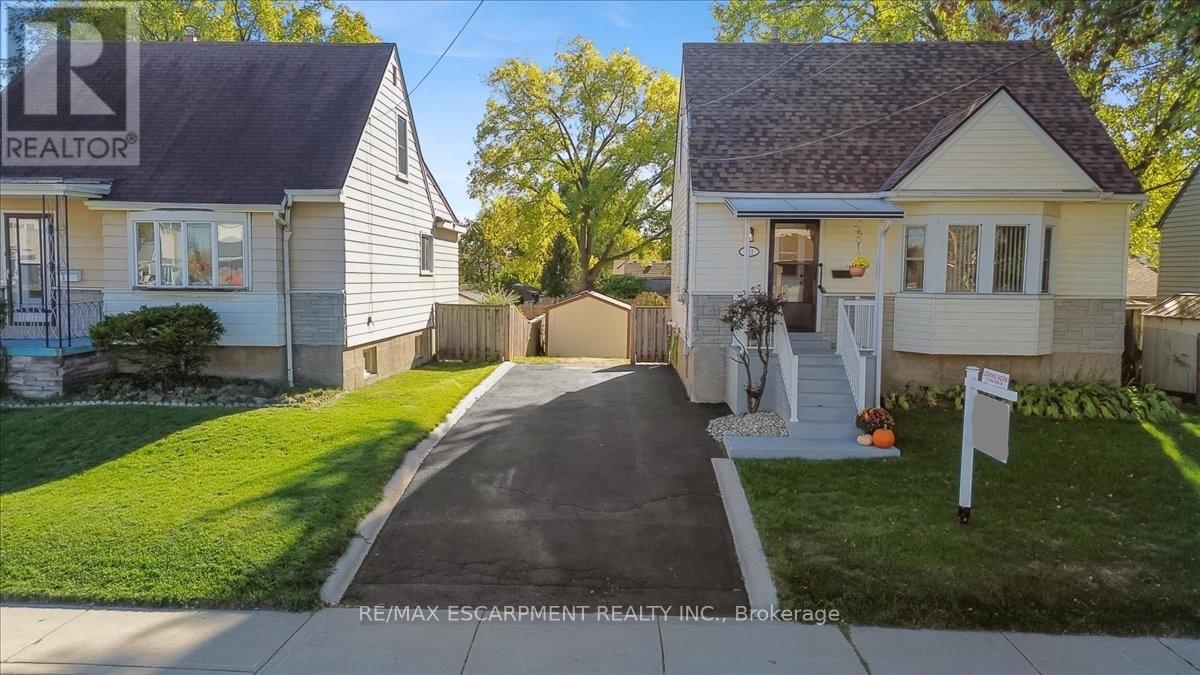 832 Queensdale Avenue, Hamilton, Ontario  L8V 1N1 - Photo 2 - X12469708