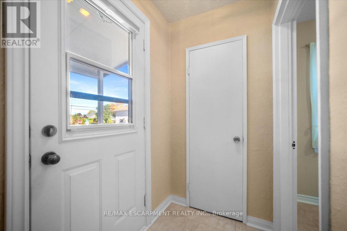 832 Queensdale Avenue, Hamilton, Ontario  L8V 1N1 - Photo 5 - X12469708