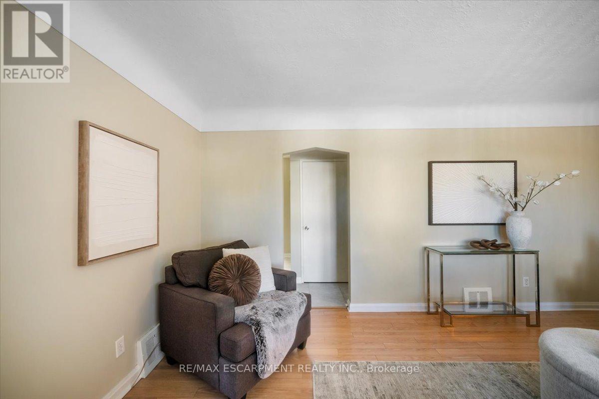 832 Queensdale Avenue, Hamilton, Ontario  L8V 1N1 - Photo 8 - X12469708
