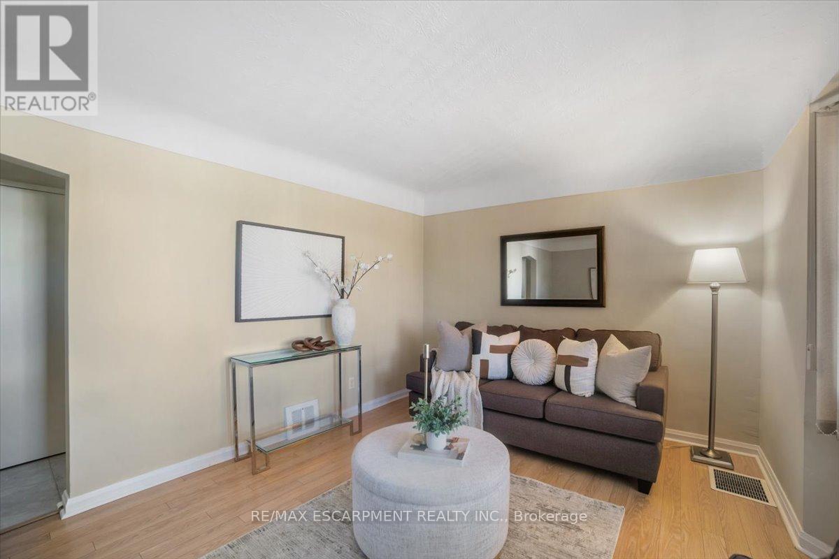 832 Queensdale Avenue, Hamilton, Ontario  L8V 1N1 - Photo 9 - X12469708