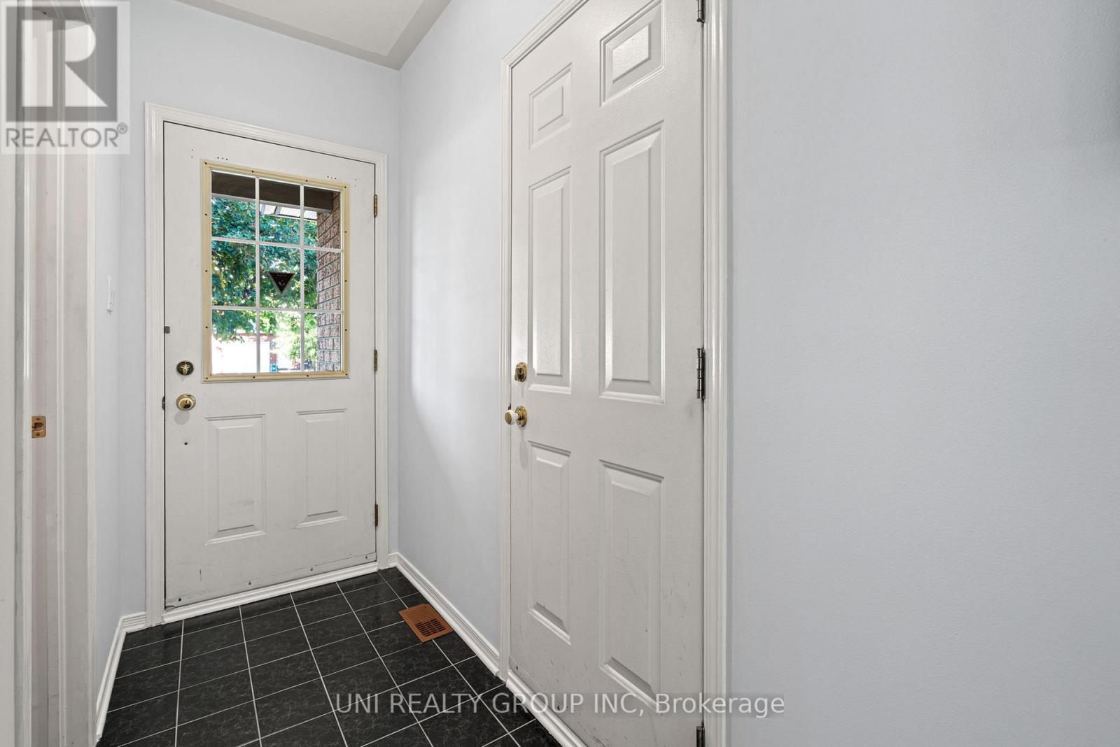 1720 Jobin Crescent, Ottawa, Ontario  K1J 1C5 - Photo 4 - X12469757