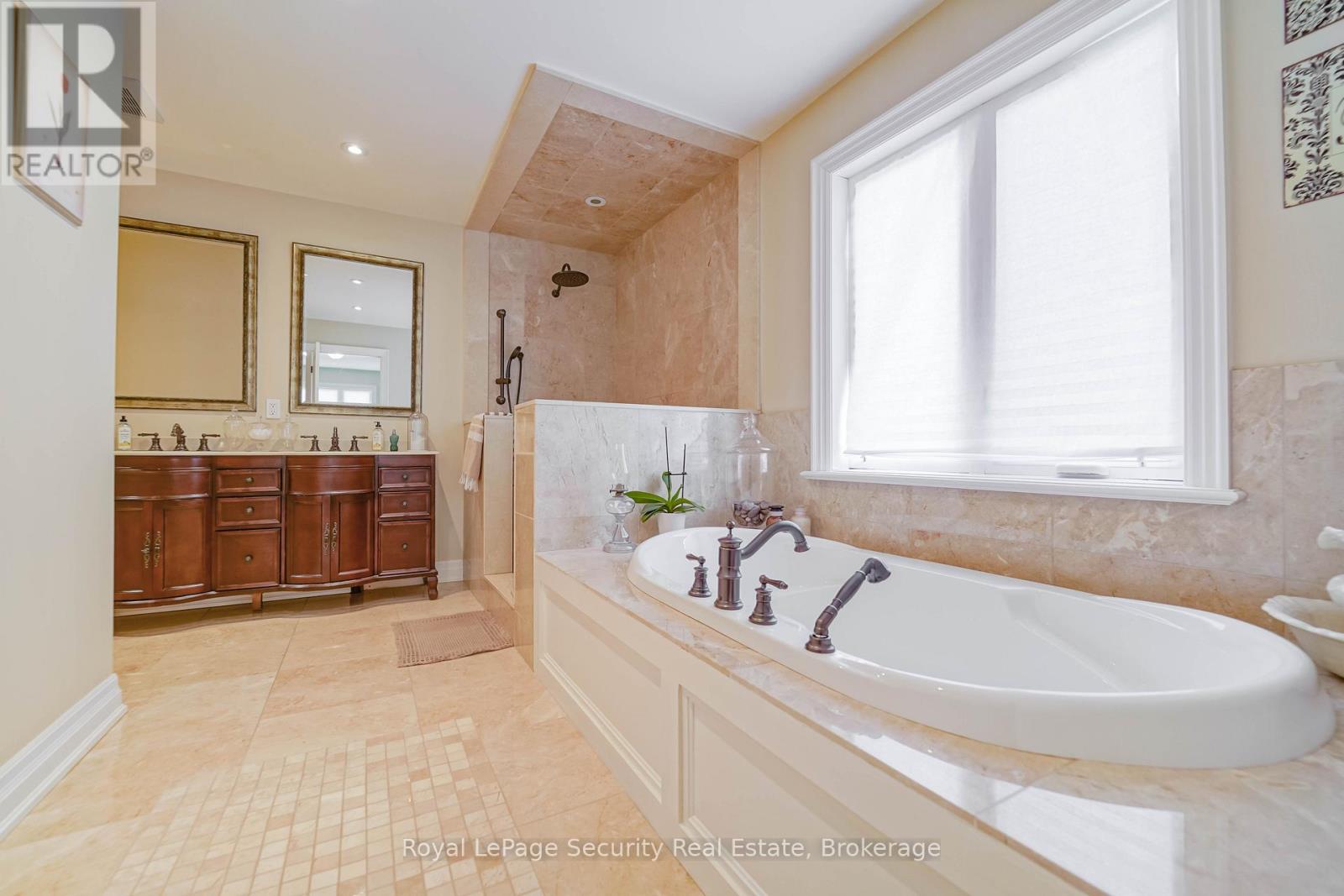 7 Trimingham Court, Richmond Hill, Ontario  L4C 6W9 - Photo 20 - N12465197