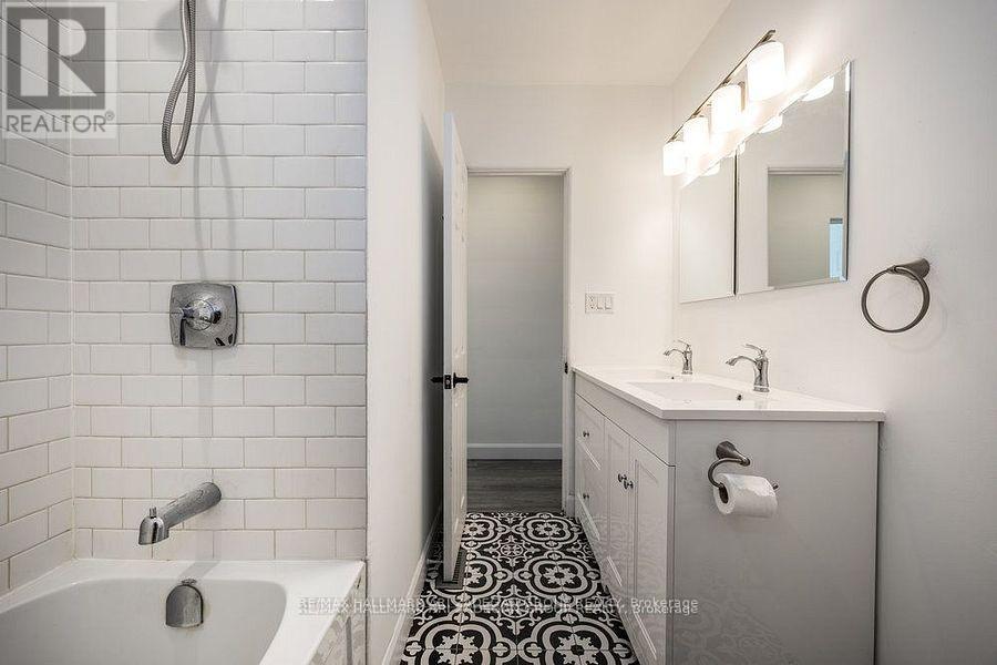 47 Newbury Drive, Newmarket, Ontario  L3Y 4P9 - Photo 17 - N12469498