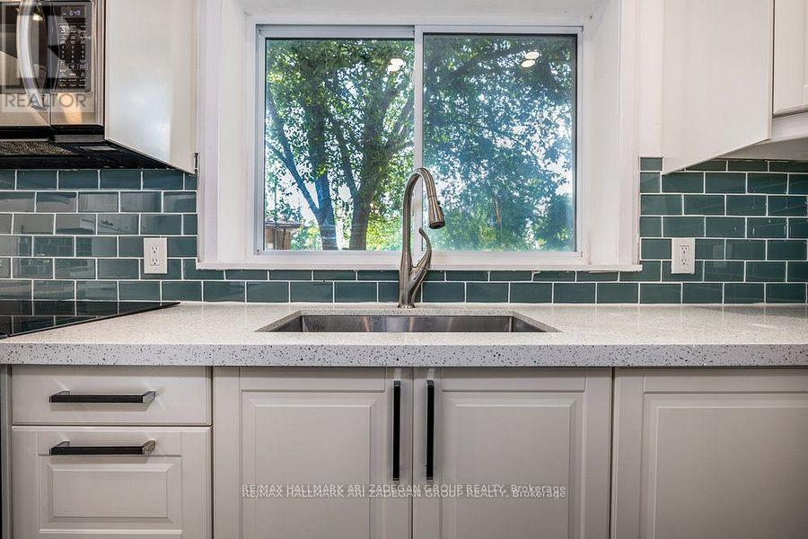 47 Newbury Drive, Newmarket, Ontario  L3Y 4P9 - Photo 5 - N12469498