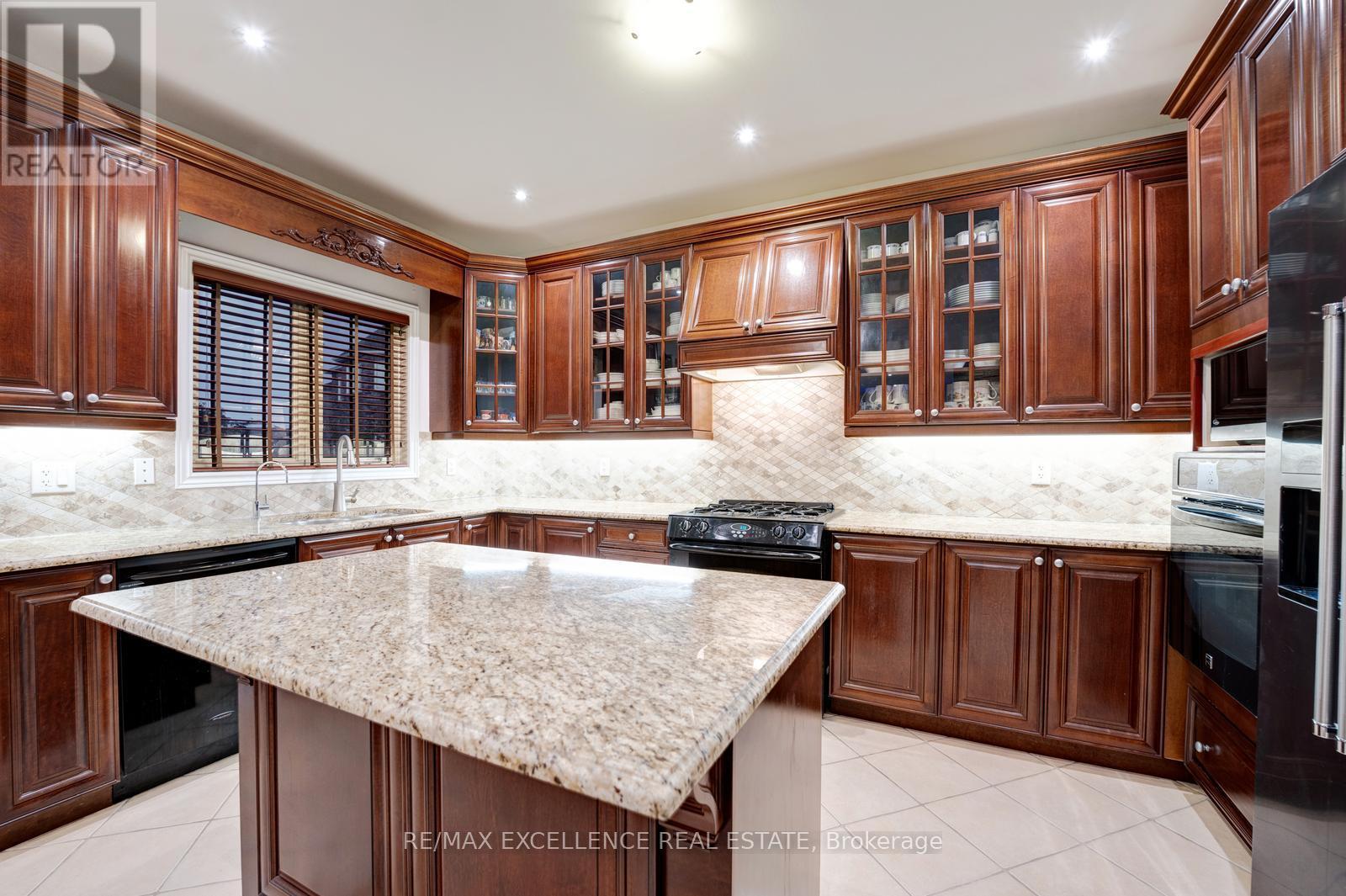 63 Powell Drive, Brampton, Ontario  L6R 0K8 - Photo 18 - W12469759