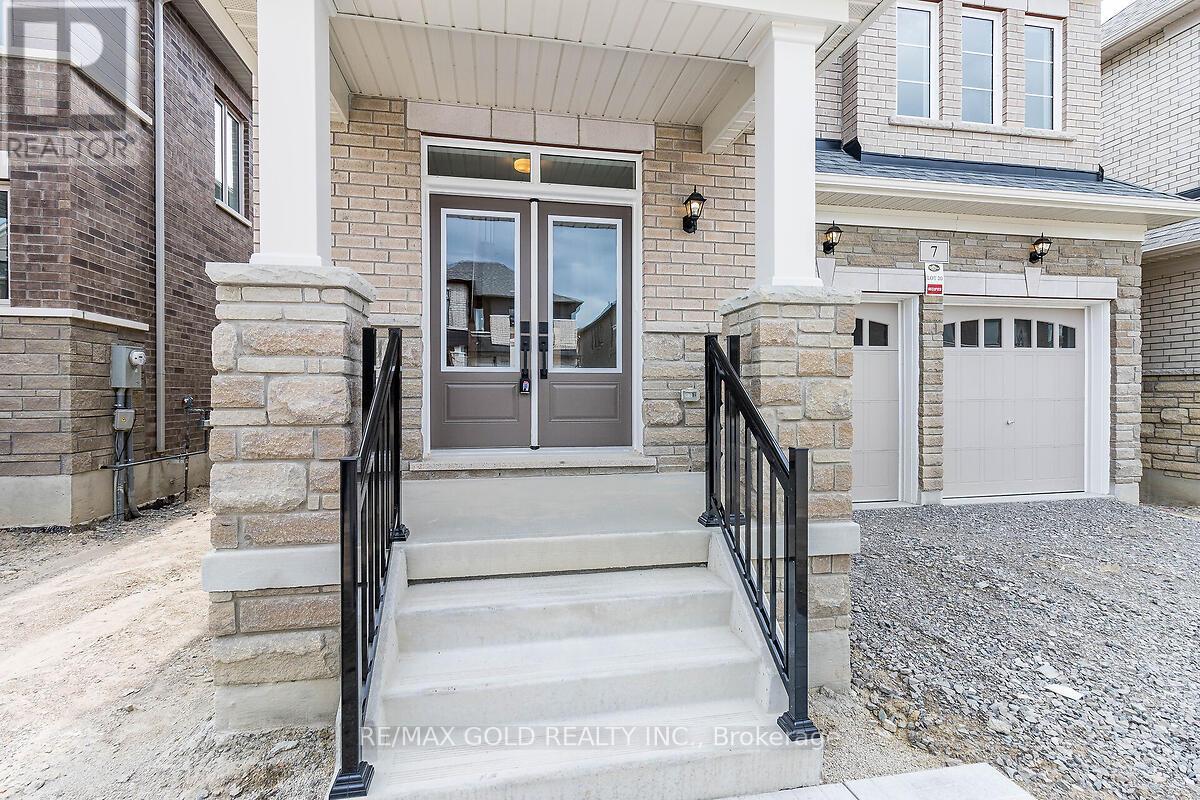 7 Dolomite Drive, Brampton, Ontario  L6P 4R6 - Photo 4 - W12469126