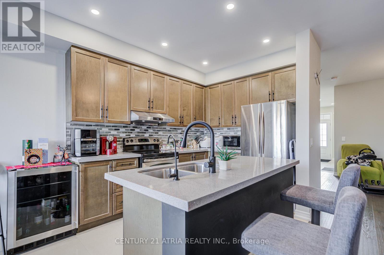 119 Windrow Street, Richmond Hill, Ontario  L4E 0Y2 - Photo 11 - N12469599