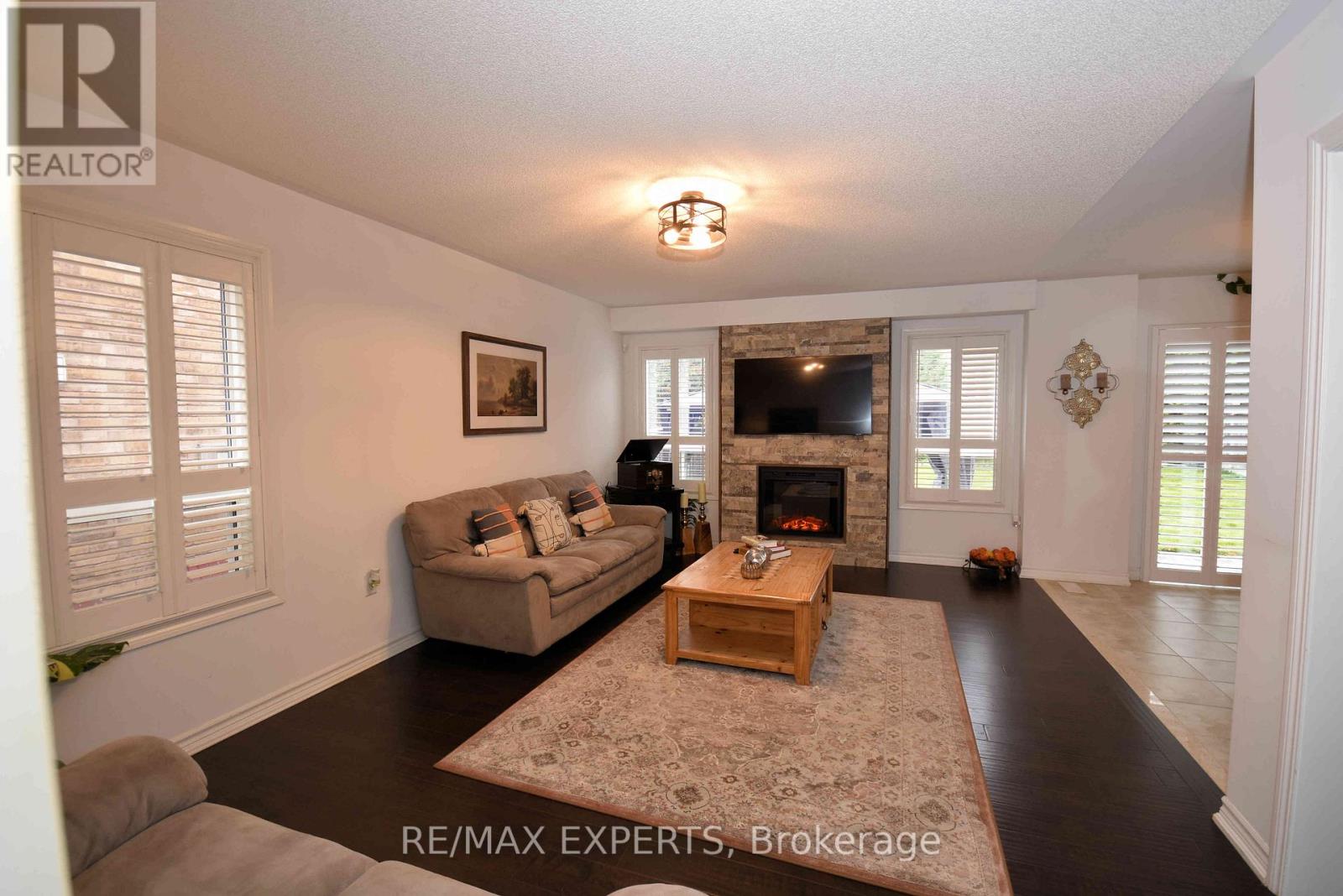 136 Donald Stewart Crescent, East Gwillimbury, Ontario  L0G 1M0 - Photo 5 - N12469546