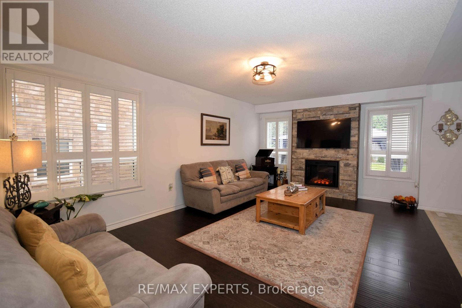 136 Donald Stewart Crescent, East Gwillimbury, Ontario  L0G 1M0 - Photo 4 - N12469546