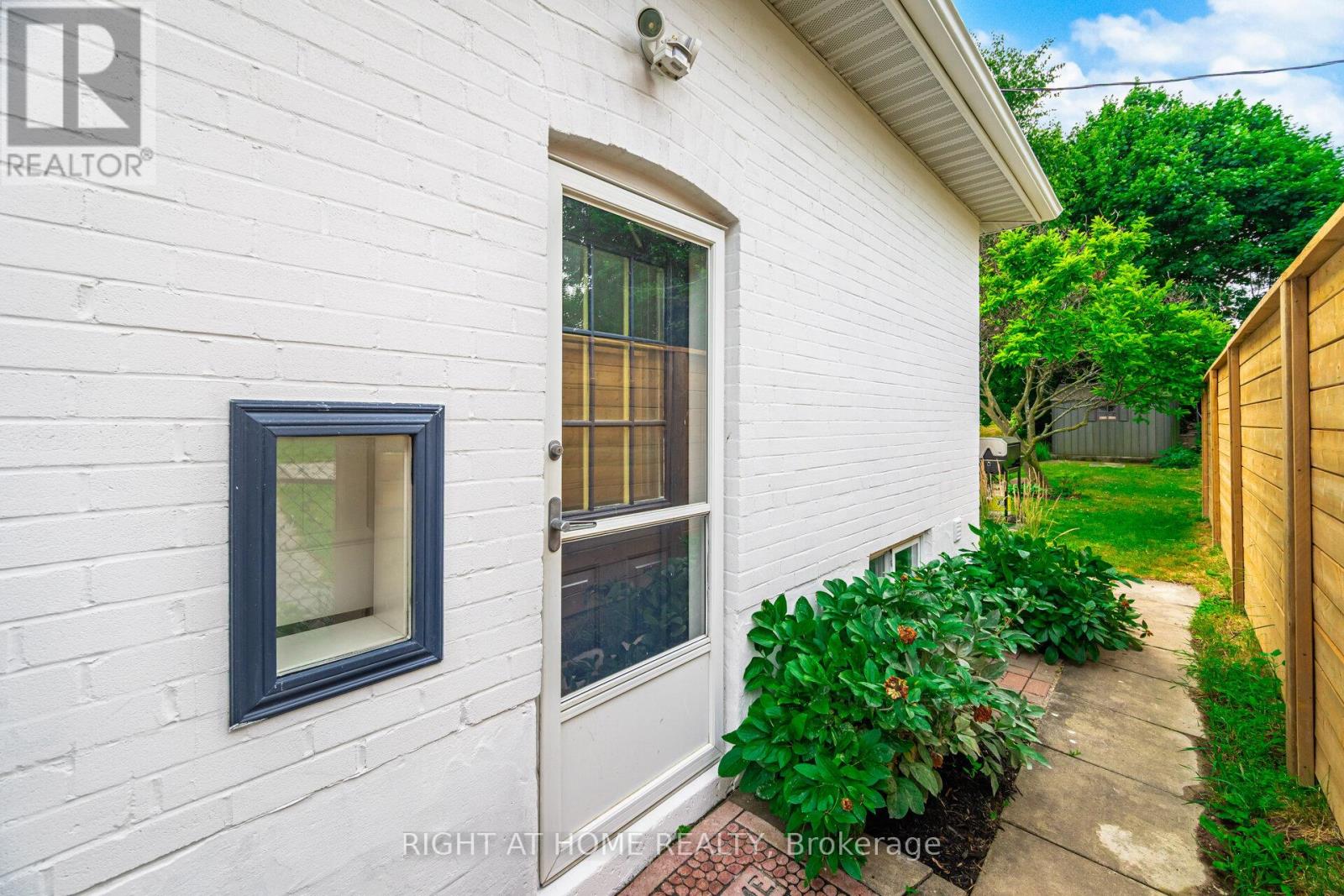 Lower - 15 Kemano Road, Aurora, Ontario  L4G 2Y2 - Photo 2 - N12469794