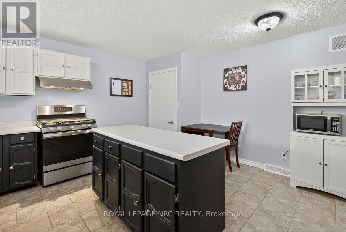 56 Santone Avenue, Welland, Ontario  L3C 2J4 - Photo 11 - X12469809