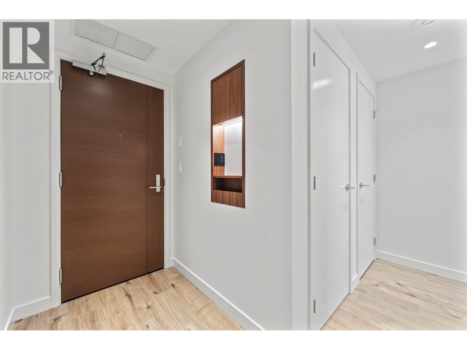 1305 720 Farrow Street, Coquitlam, British Columbia  V3J 0P3 - Photo 2 - R3057964