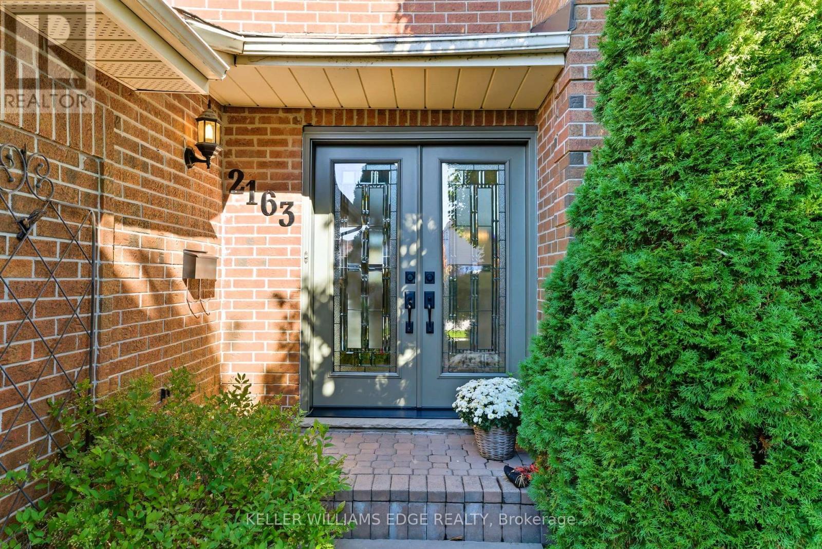 2163 Winding Way, Burlington, Ontario  L7M 2Y2 - Photo 3 - W12469821