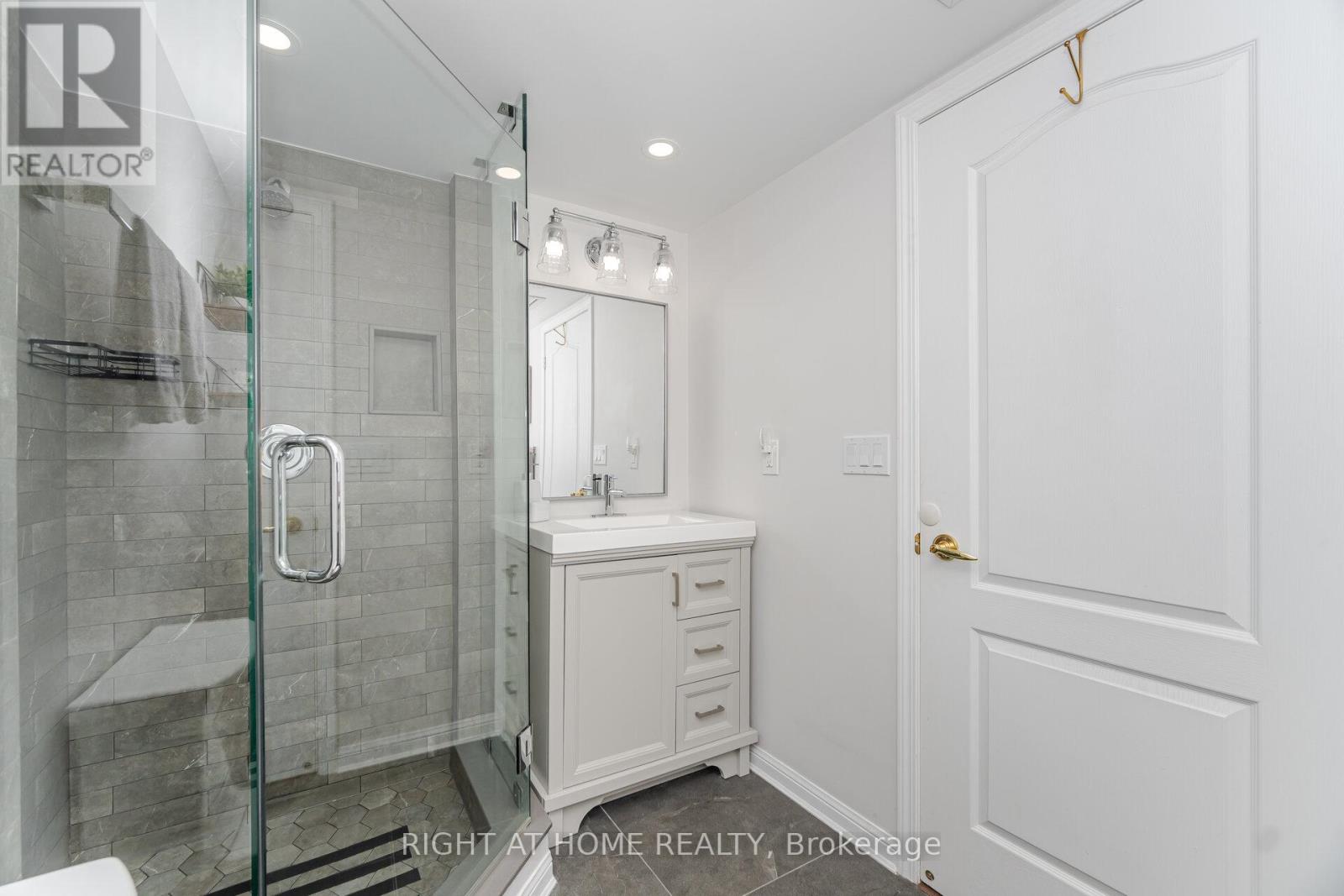 605 - 1140 Parkwest Place, Mississauga, Ontario  L5E 3K9 - Photo 11 - W12469841