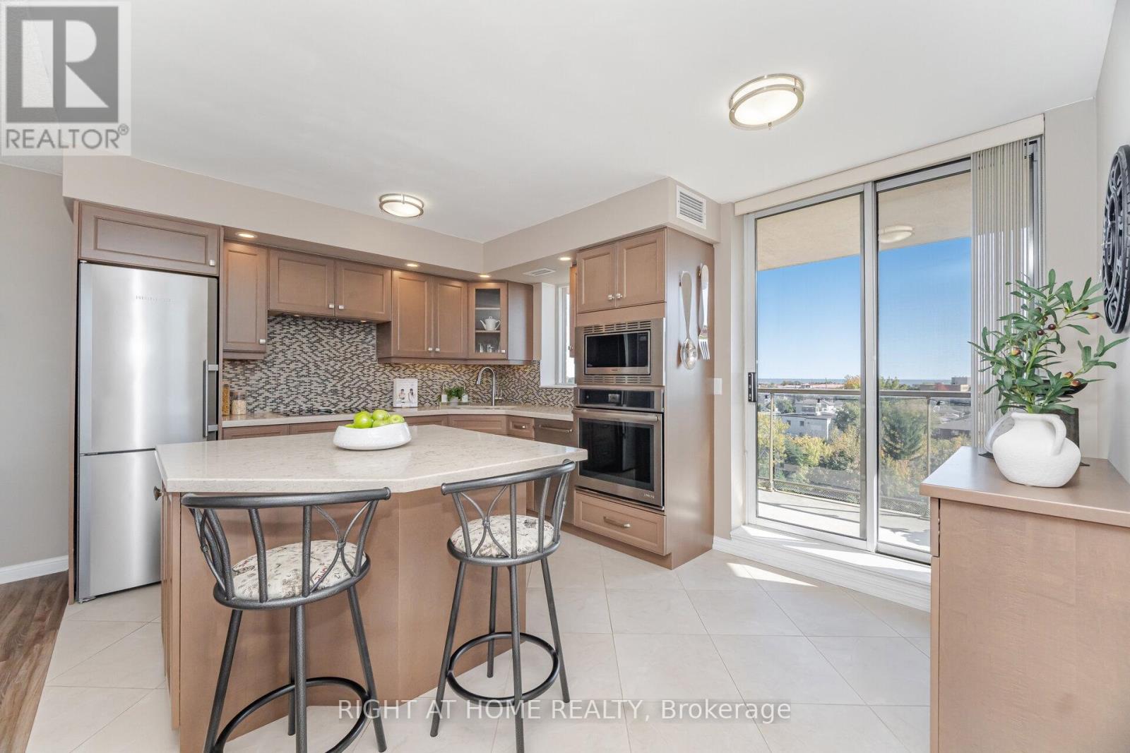 605 - 1140 Parkwest Place, Mississauga, Ontario  L5E 3K9 - Photo 5 - W12469841