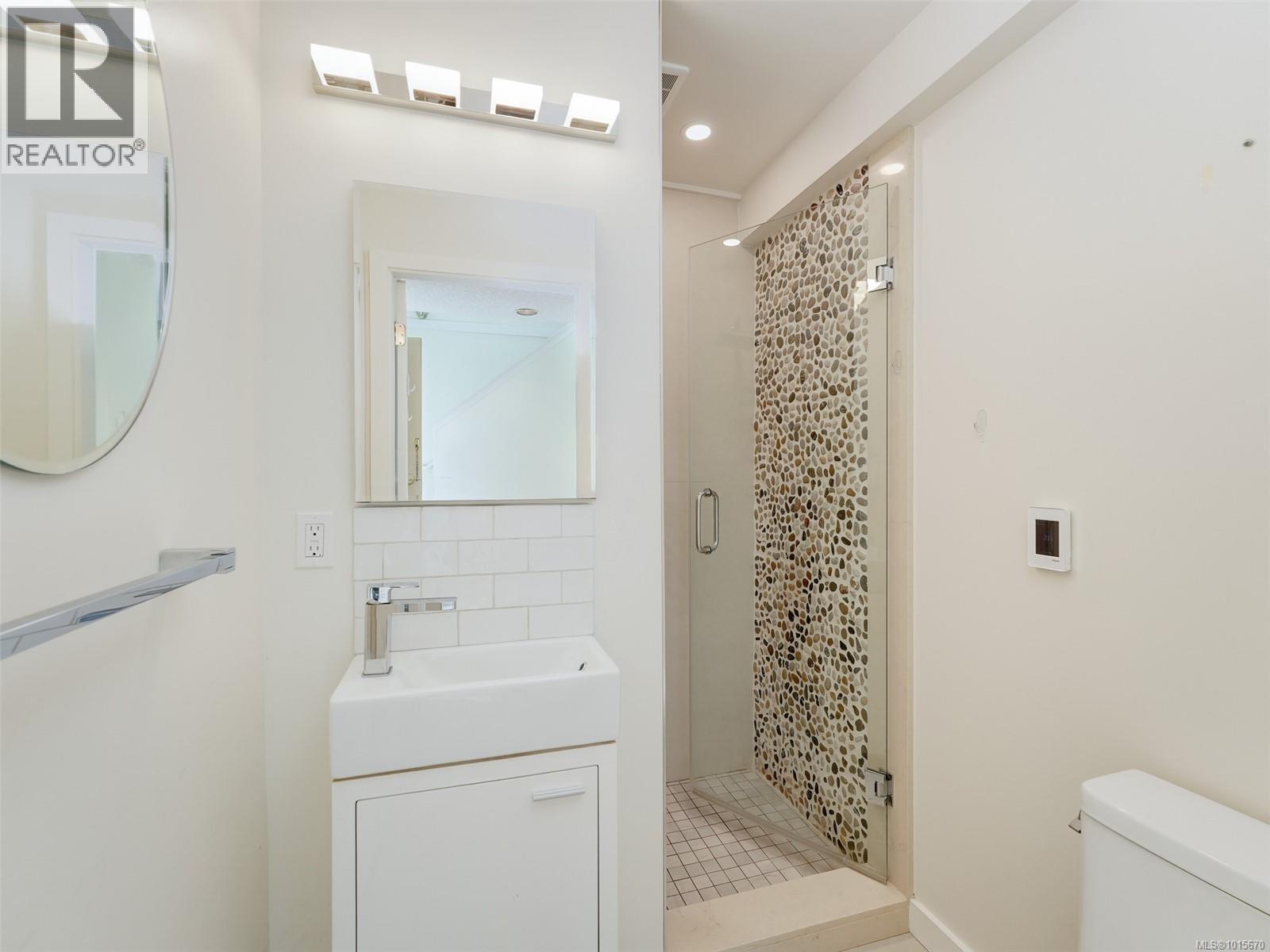 6 1441 Hillside Ave, Victoria, British Columbia V8T 2B9 - Photo 10 - 1015670