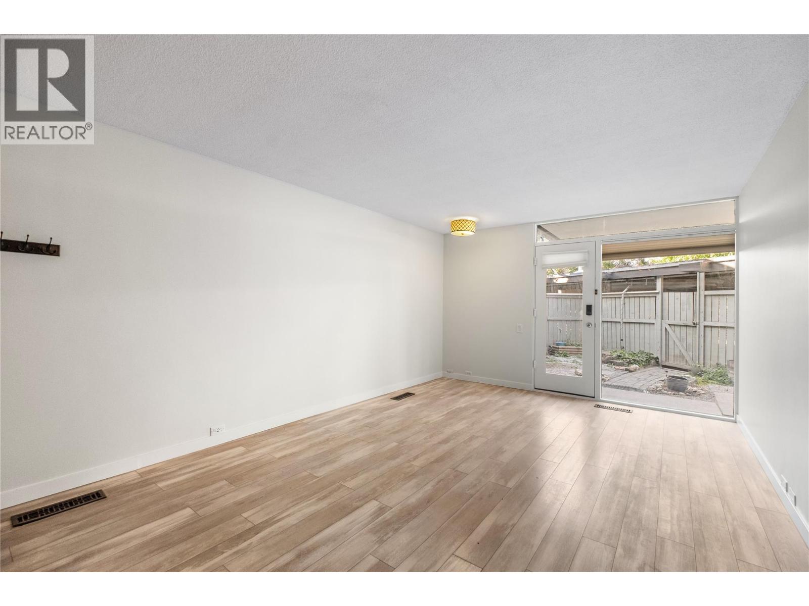 353 Boyce Crescent Unit# 14 Kelowna Photo 6