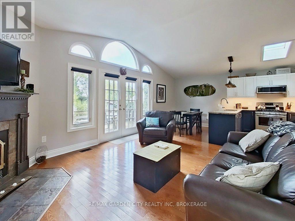 33 DUNDAS CRESCENT, St. Catharines, Ontario