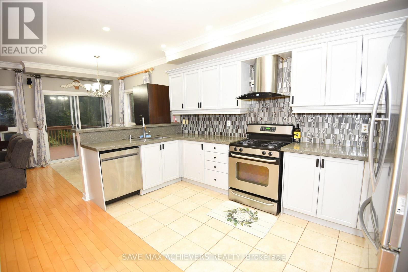 521 Navigator Drive, Mississauga, Ontario  L5W 1P5 - Photo 10 - W12469849