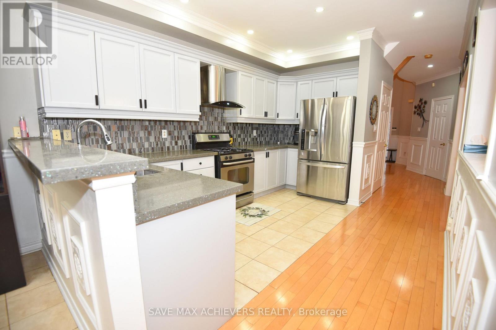 521 Navigator Drive, Mississauga, Ontario  L5W 1P5 - Photo 8 - W12469849