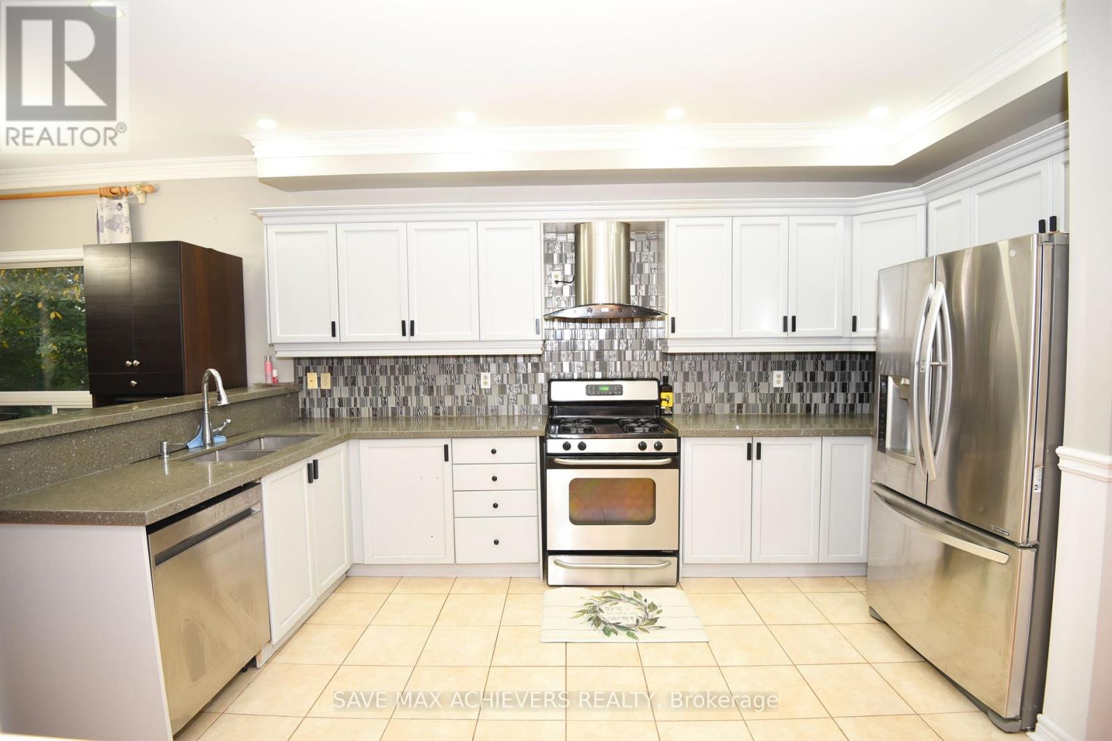 521 Navigator Drive, Mississauga, Ontario  L5W 1P5 - Photo 9 - W12469849