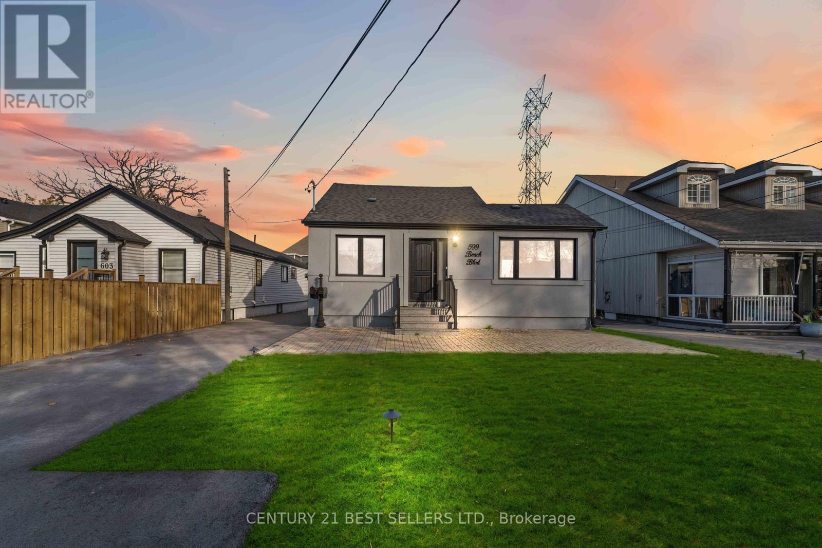 A - 599 Beach Boulevard, Hamilton, Ontario  L8H 6X8 - Photo 1 - X12469851