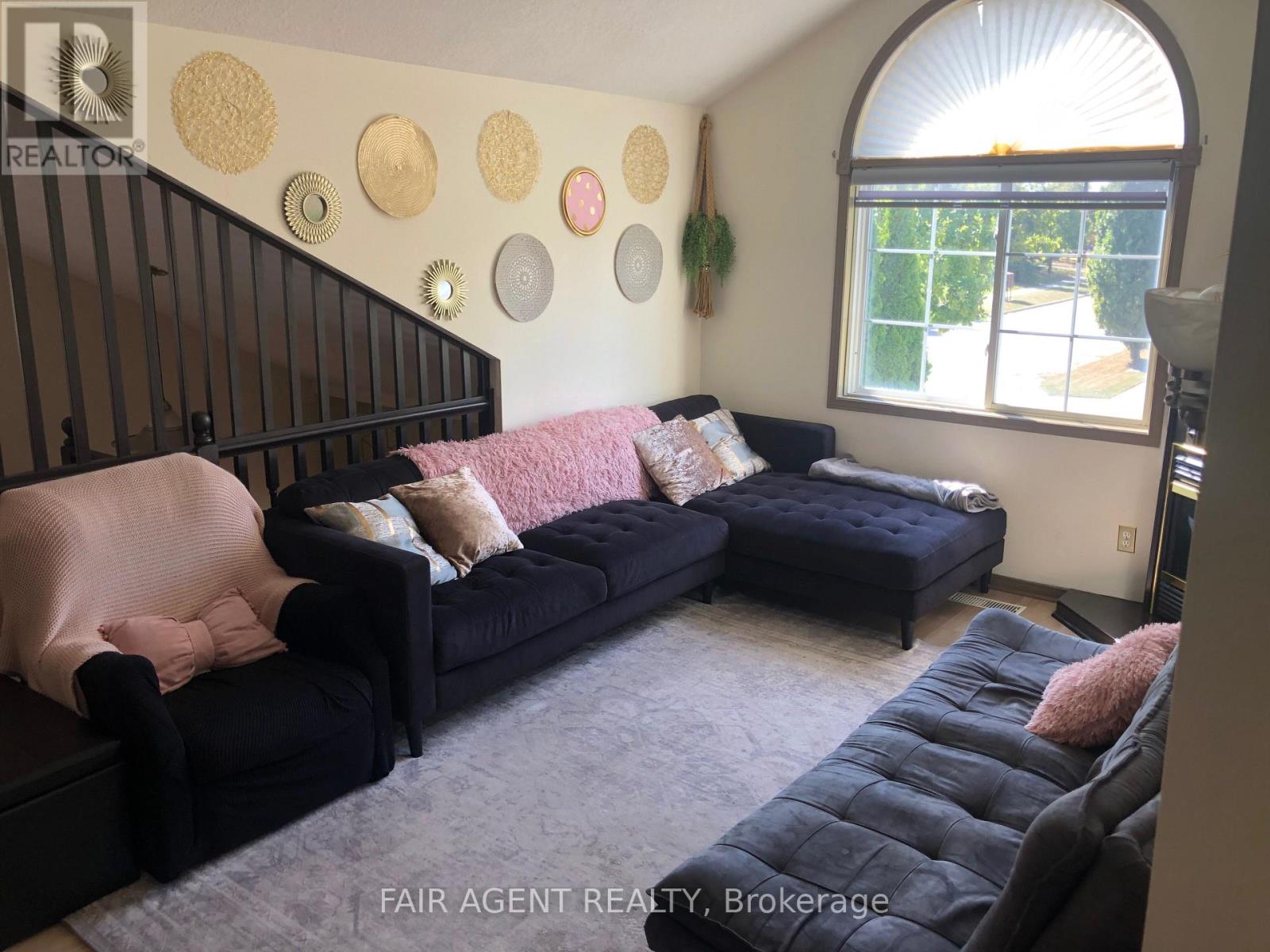 562 Erinbrook Drive, Kitchener, Ontario  N2E 3M8 - Photo 12 - X12469872