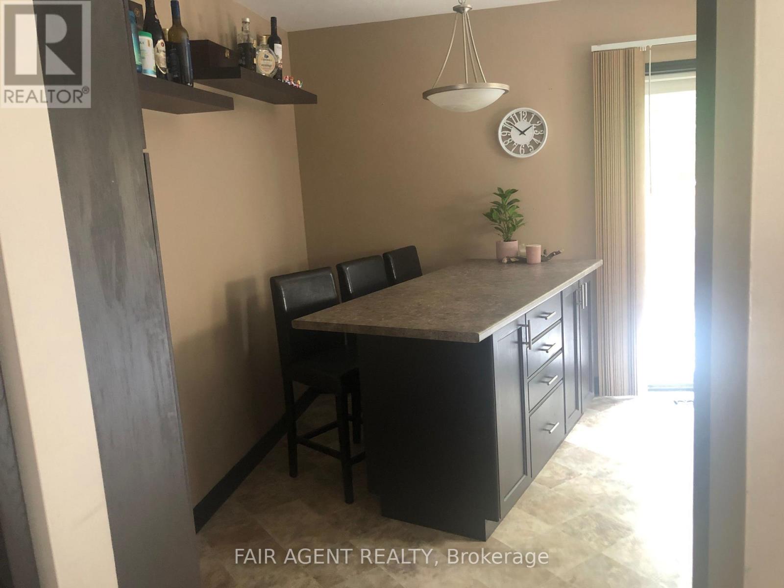 562 Erinbrook Drive, Kitchener, Ontario  N2E 3M8 - Photo 15 - X12469872