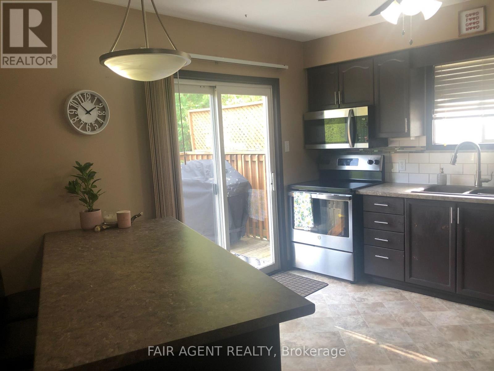 562 Erinbrook Drive, Kitchener, Ontario  N2E 3M8 - Photo 16 - X12469872