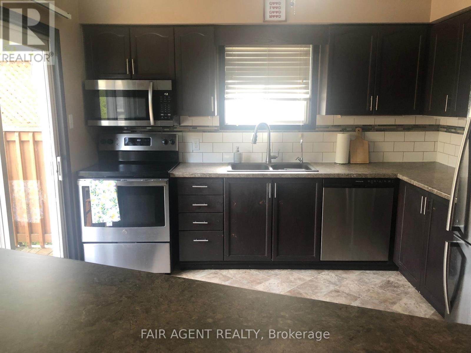562 Erinbrook Drive, Kitchener, Ontario  N2E 3M8 - Photo 17 - X12469872