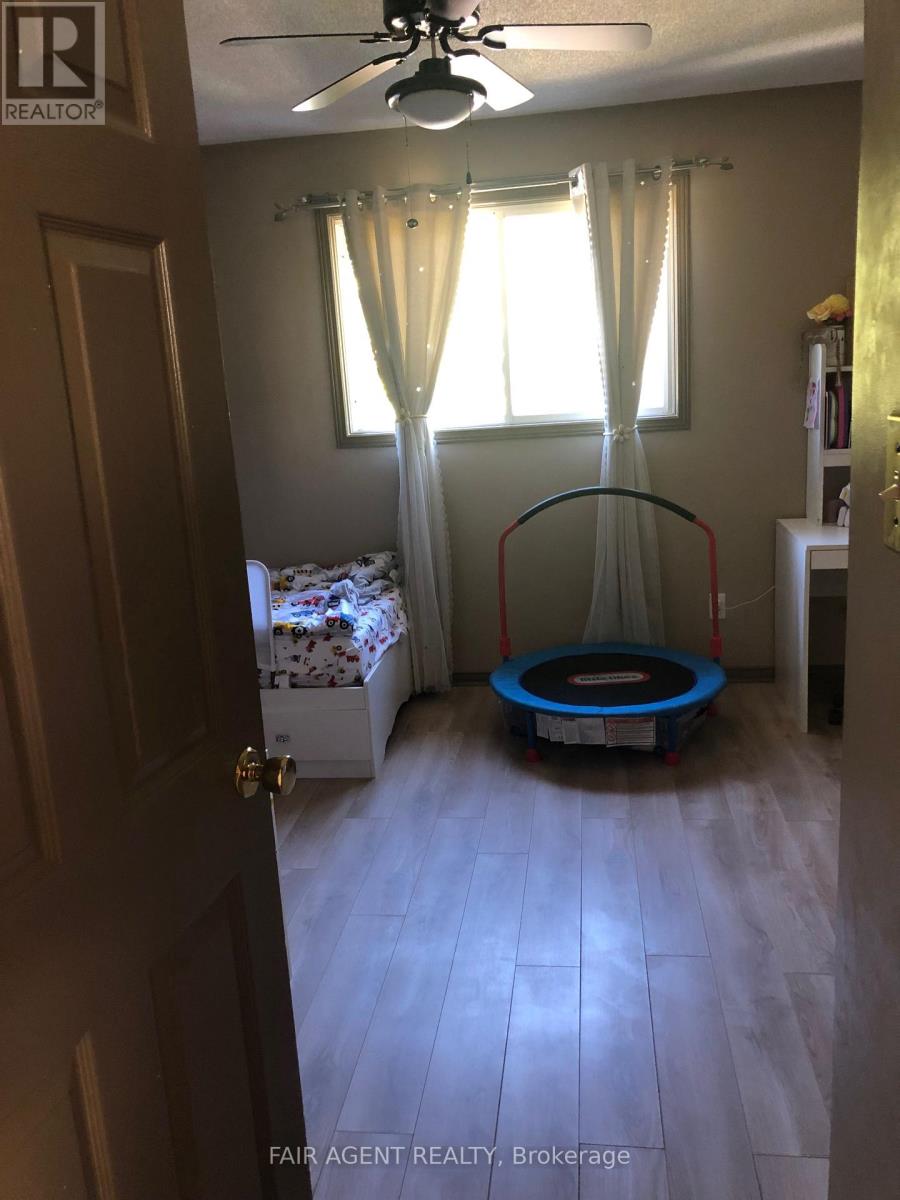 562 Erinbrook Drive, Kitchener, Ontario  N2E 3M8 - Photo 25 - X12469872