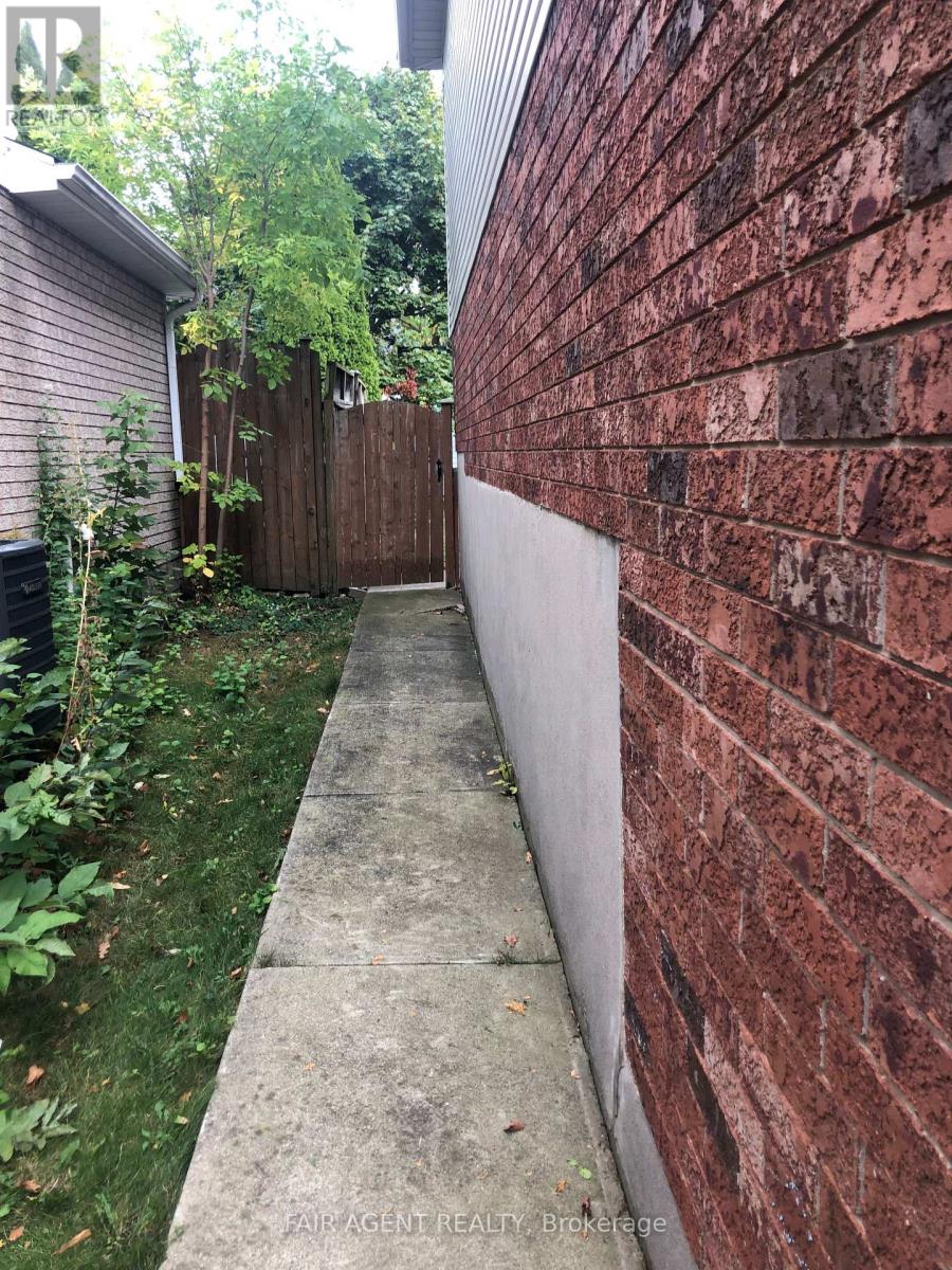 562 Erinbrook Drive, Kitchener, Ontario  N2E 3M8 - Photo 29 - X12469872