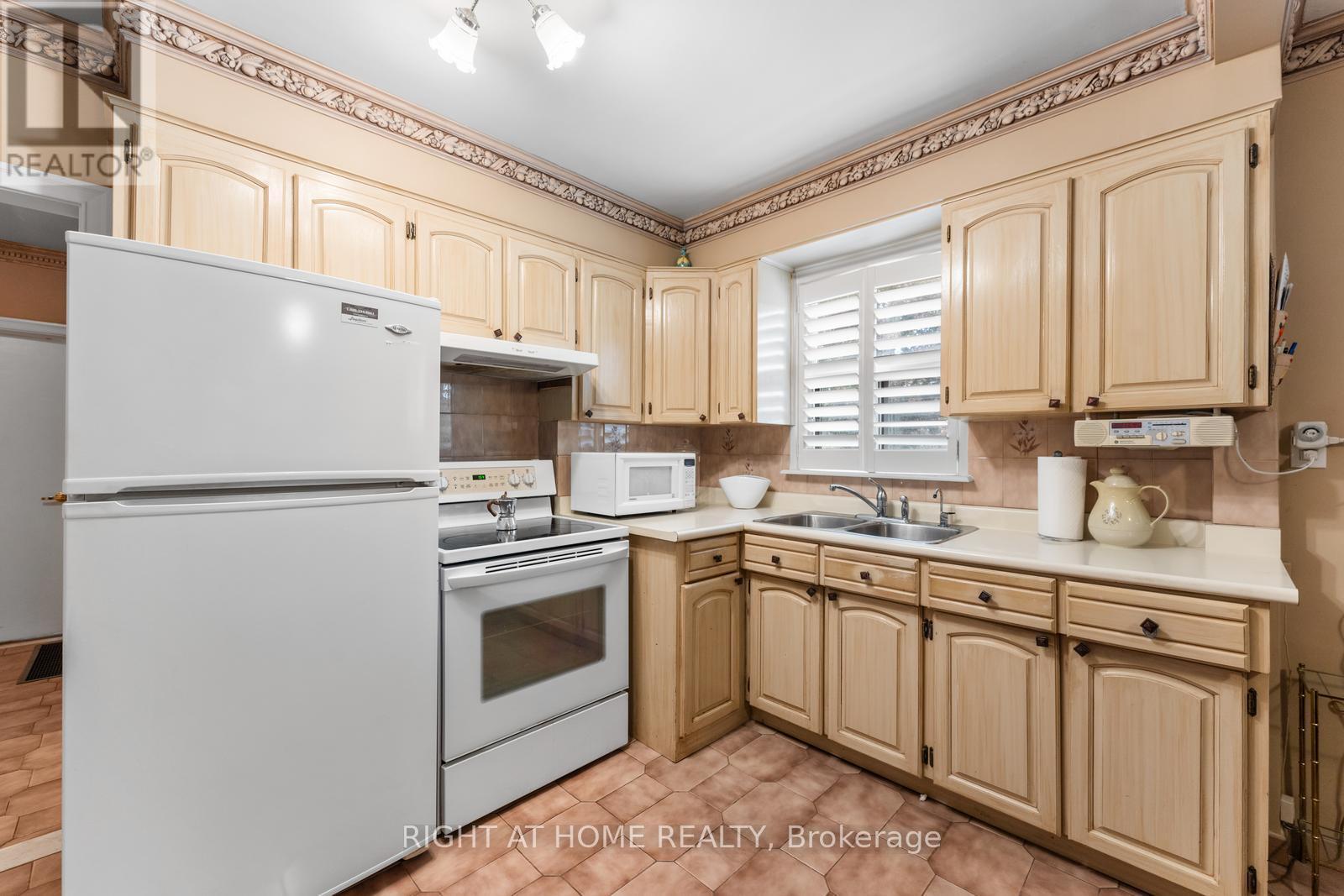 254 Richard Clark Drive, Toronto, Ontario  M3M 1W2 - Photo 11 - W12469864