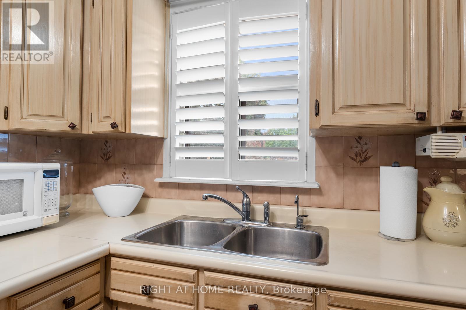 254 Richard Clark Drive, Toronto, Ontario  M3M 1W2 - Photo 12 - W12469864