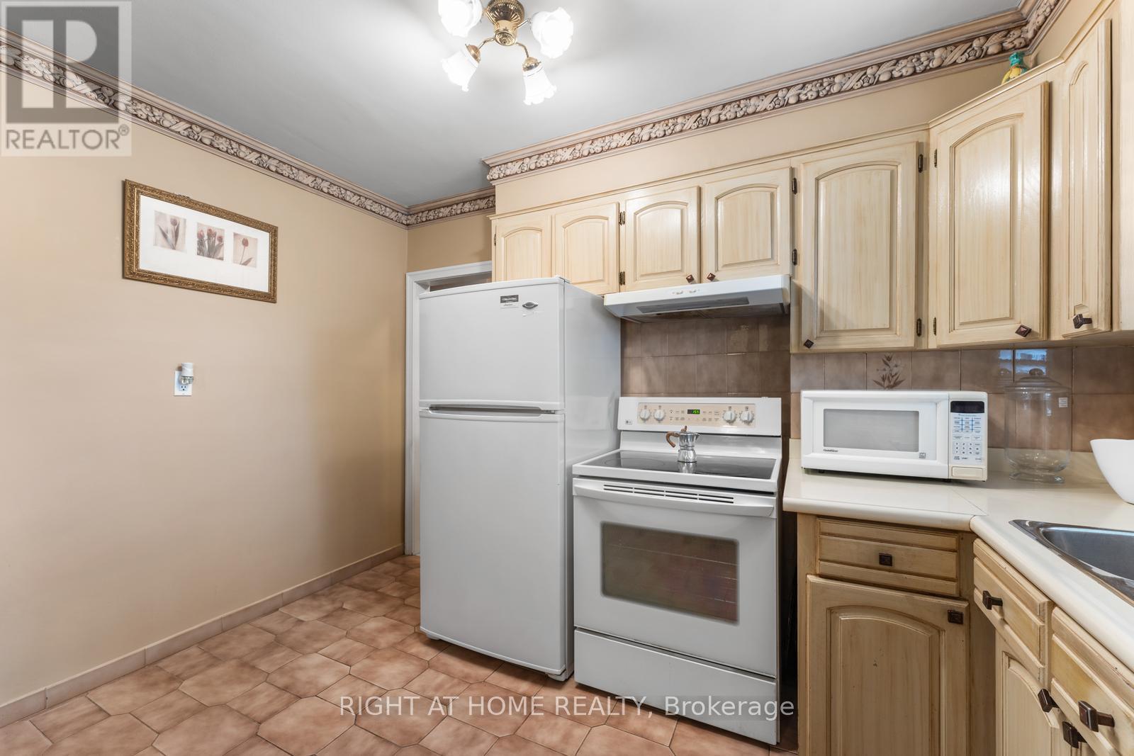 254 Richard Clark Drive, Toronto, Ontario  M3M 1W2 - Photo 14 - W12469864