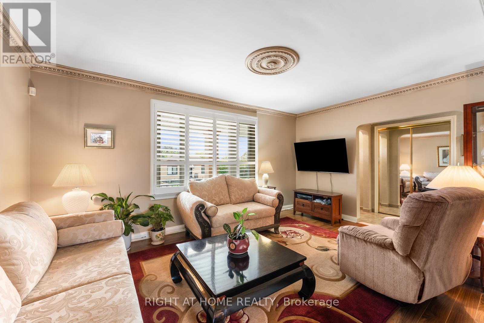 254 Richard Clark Drive, Toronto, Ontario  M3M 1W2 - Photo 8 - W12469864