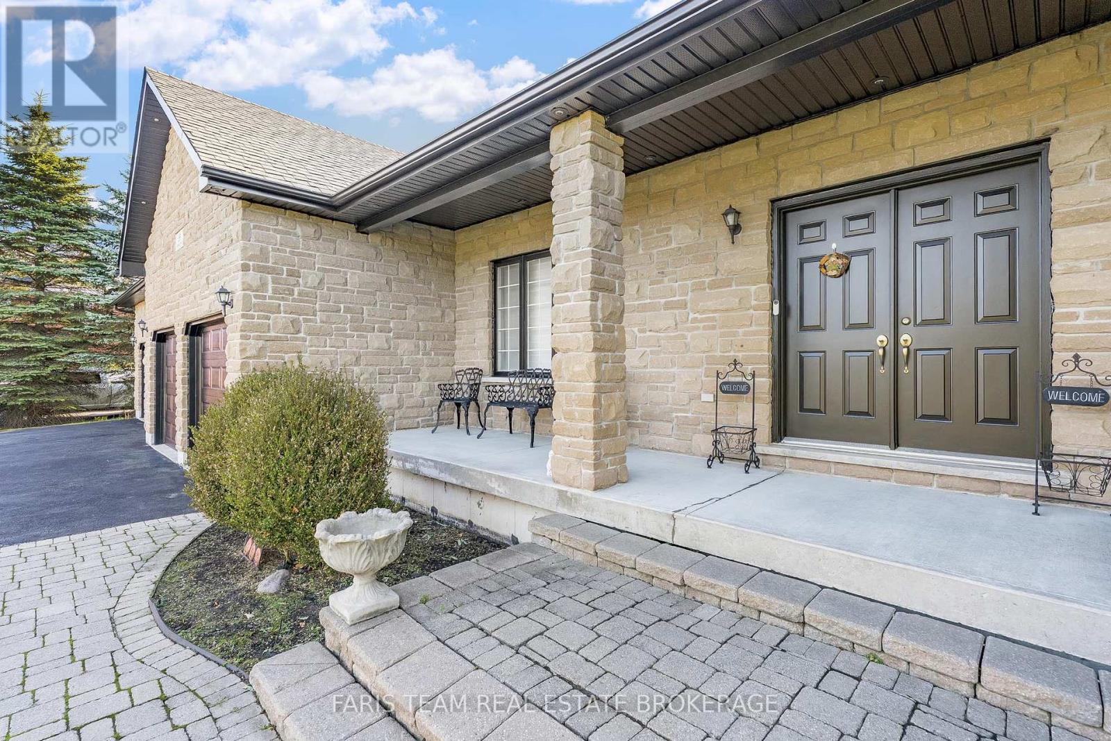 39 Vanderpost Crescent, Essa, Ontario  L0L 2N0 - Photo 4 - N12469883