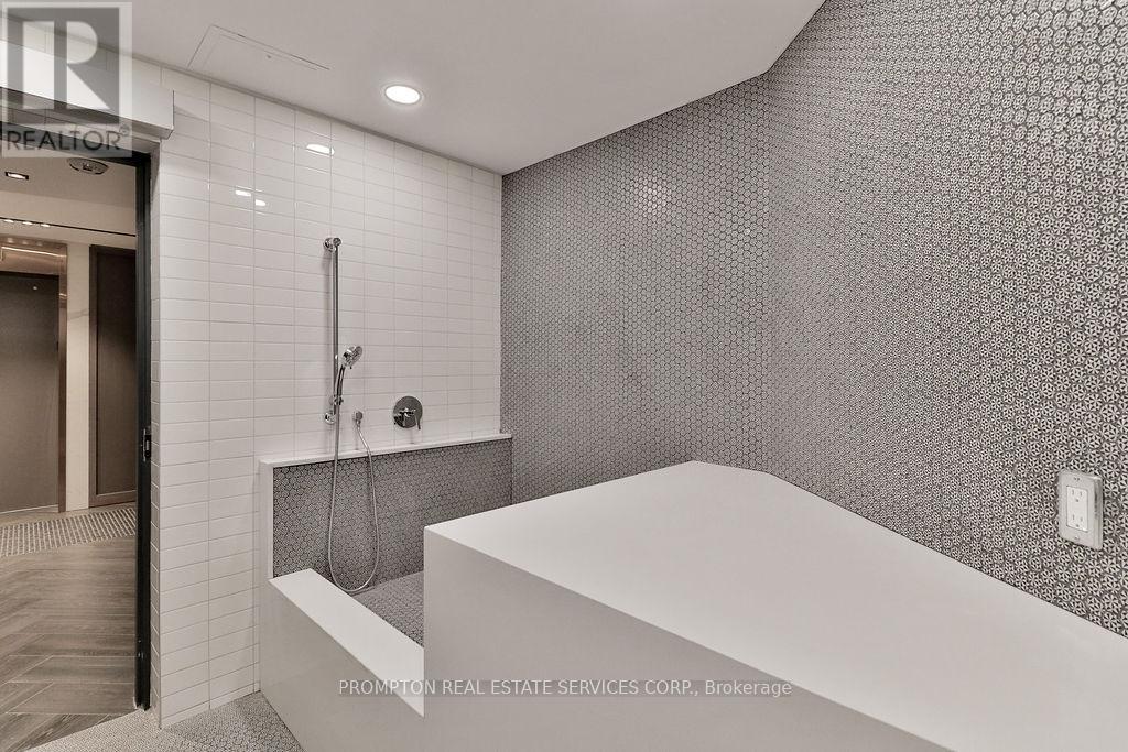 715 - 405 Dundas Street W, Oakville, Ontario  L6M 5P9 - Photo 23 - W12469876
