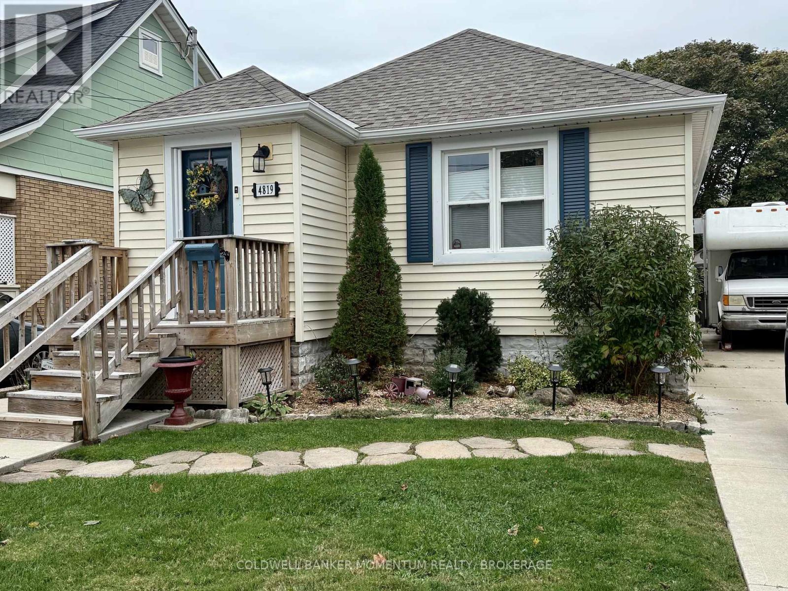 4819 Sixth Avenue, Niagara Falls, Ontario  L2E 4T8 - Photo 2 - X12469884
